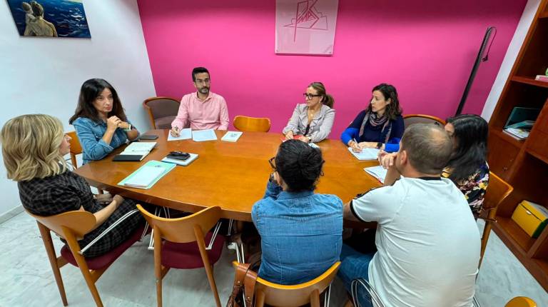 <i>Reunión entidades para el dispositivo de personas temporeras. / Ayuntamiento de Jaén. </i>