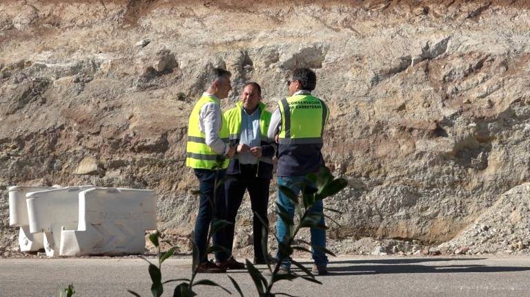 <i>José Luis Agea visita las obras de la carretera Ibros-Canena. / Diputación de Jaén.</i>