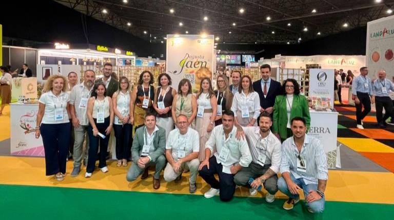 <i>La diputada Isabel Uceda, junto a respnsables de empresas jiennenses presentes en la feria Auténtica Premium Food. / Diputación de Jaén. </i>
