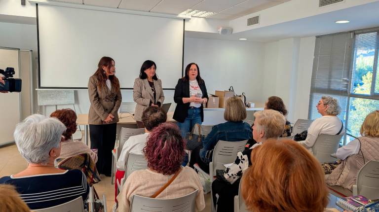 <i>Encuentro de reflexión sobre el asociacionismo de mujeres en Torredelcampo.</i>