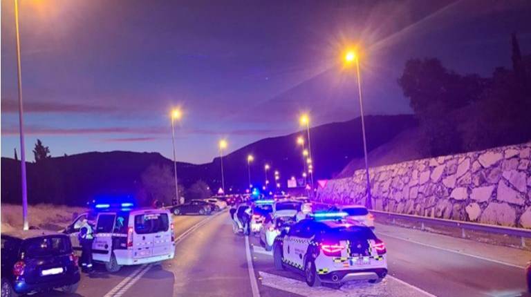 <i>Control de Tráfico de la Guardia Civil de Jaén. / Guardia Civil. </i>