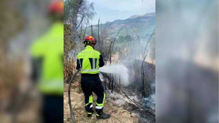 <i>Bombero actuando en la extinción de un incendio. / SAB. </i>