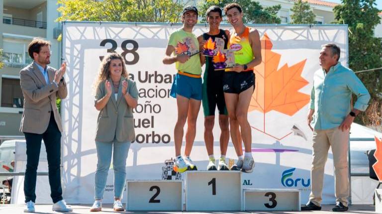 <i>Álvaro Martínez, Beatriz López, Carlos Sáez, Mohamed Aattoui, Víctor Ruiz y Manuel Pancorbo, en el podio.</i>