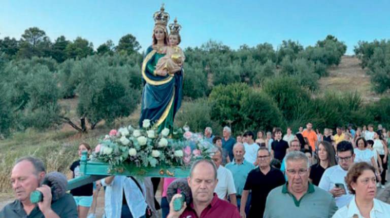 <i>Bajada de la Virgen del Campo junto a sus fieles creyentes. / Ana Isabel Bravo / Diario JAÉN. </i>