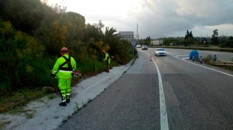 <i>Imagen de archivo de desbroces de carreteras. / Junta de Andalucía. </i>