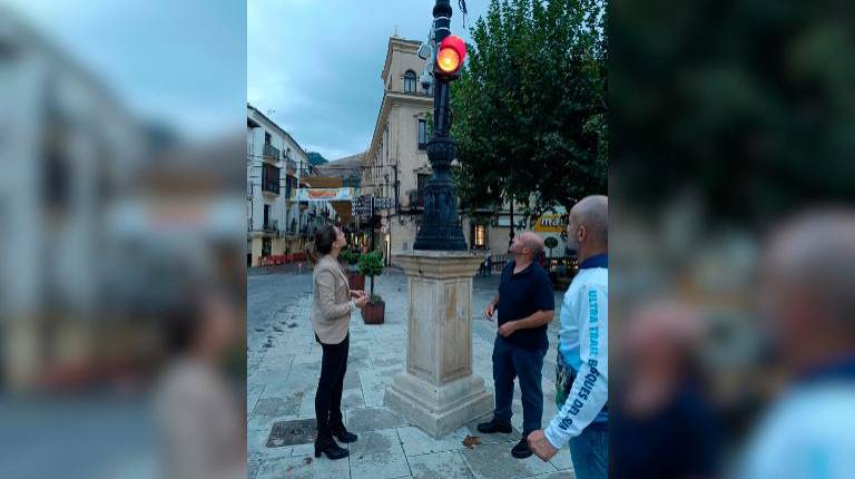 <i>El alcalde de Cazorla, José Luis Olivares, observa una de las cámaras instaladas junto a otros responsables municipales. / Europa Press. </i>