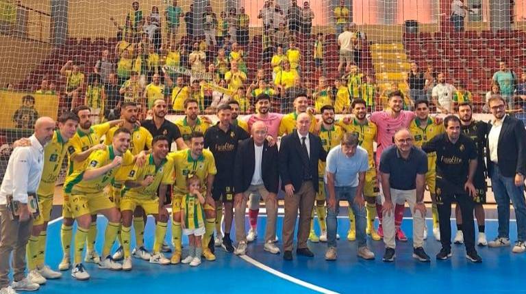 <i>Los jugadores, el cuadro técnico y los directivos celebran la victoria ante el Córdoba Patrimonio de la Humanidad. </i>