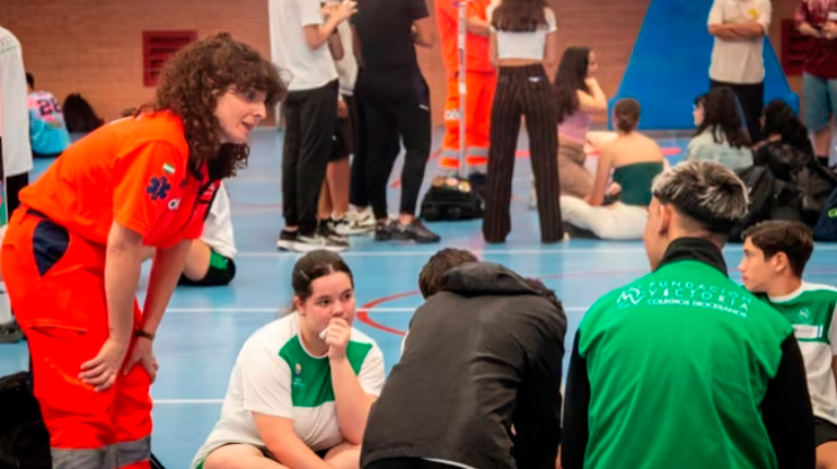 <i>Jóvenes practicando ejercicios de reanimación cardiaca. / Junta de Andalucía. </i>