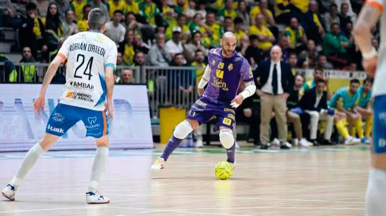<i>Dudú se incorpora al ataque en un partido disputado en el Olivo Arena. / Jaén FS.</i>
