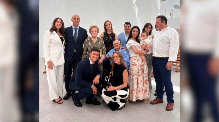 <i>Diego Collado, agachado, en un evento con su familia, toda ella de Huelma. </i>