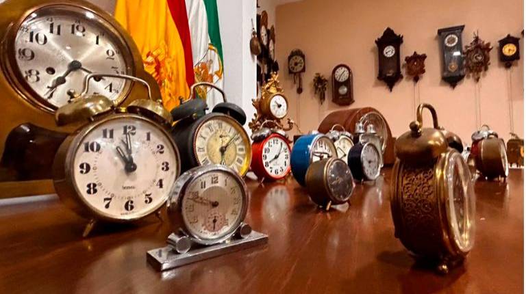 <i>Imagen de la muestra que ha quedado expuesta en el salón de plenos del Ayuntamiento de Génave como homenaje al artesano relojero. / Joaquín Castillo. </i>