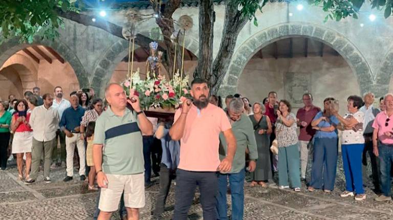 <i>Procesión de la Virgen coronada, arropada del cariño de sus vecinos. / Ana Lechuga / Diario JAÉN. </i>