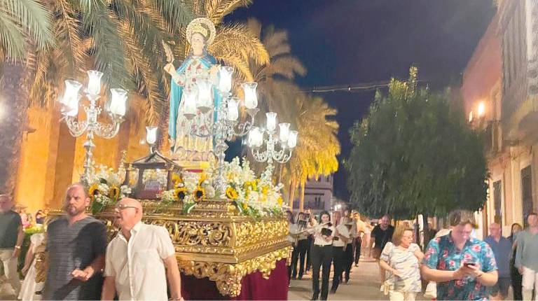 <i>Parte del cortejo de Santa Potenciana. / Ana Lechuga / Diario JAÉN. </i>