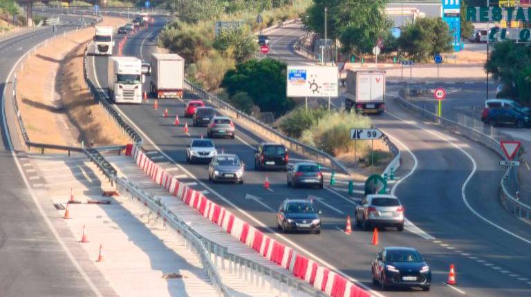 <i>Cientos de vehículos son obligados a circular con gran lentitud durante varios kilómetros por las obras acometidas en la A-44. / Agustín Muñoz / Diario JAÉN. </i>
