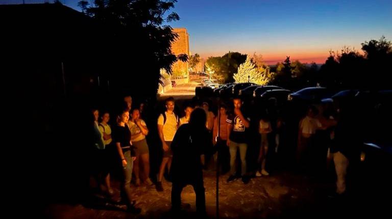 <i>Medio centenar de personas participa en la jornada nocturna de senderismo “Jaén no duerme en verano”. / Ayuntamiento de Jaén. </i>