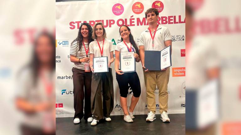 <i>Estudiantes de la UJA posan con sus premios en la Startup OLÉ Marbella 2026. / Universidad de Jaén. </i>