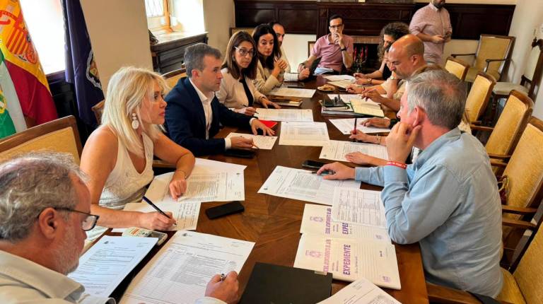 <i>Reunión de coordinación del equipo de Gobierno municipal para abordar la planificación de proyectos con las ayudas recibidas. / Ayuntamiento de Jaén.</i>