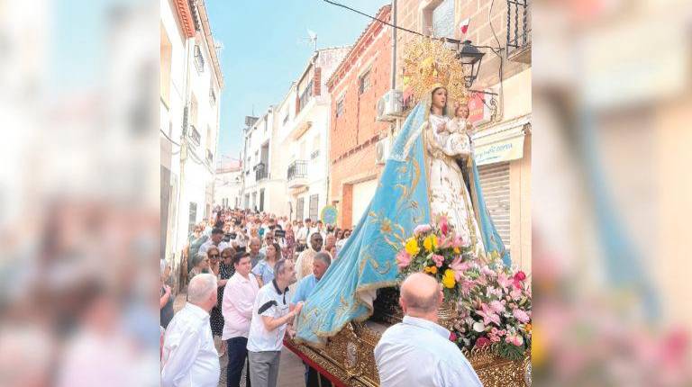 <i>La procesión de la Virgen del Campo acompañada de sus fieles. / Elisabeth Ruiz Martínez / Diario JAÉN</i>