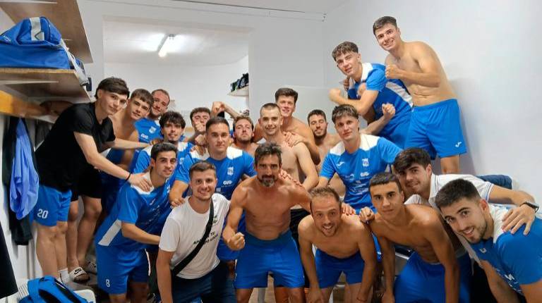 <i>Los jugadores y la directiva del CD Villanueva celebran el pase a la final. / CD Villanueva.</i>