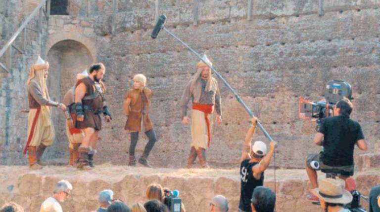 <i>El Castillo de Baños de la Encina acogió al equipo técnico y artístico de la película “El Capitán Trueno y el santo grial” en la primera jornada de grabación. / Archivo histórico Diario JAÉN. </i>