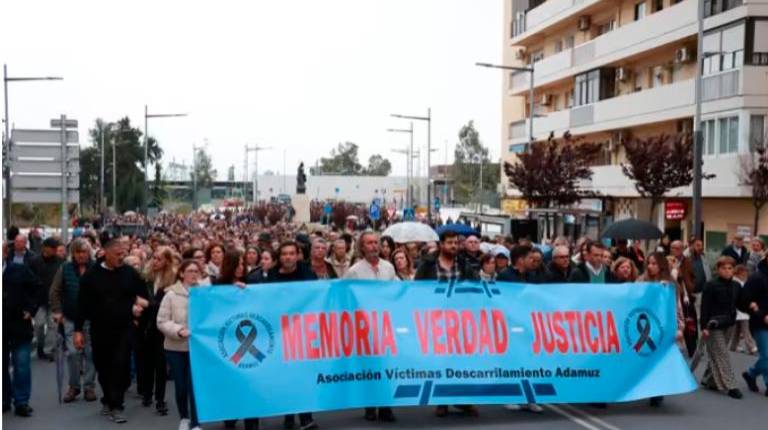 <i>Imágenes de archivo de la marcha convocada por la Asociación Víctimas del Descarrilamiento de Adamuz el pasado 20 de marzo. / Europa Press. </i>