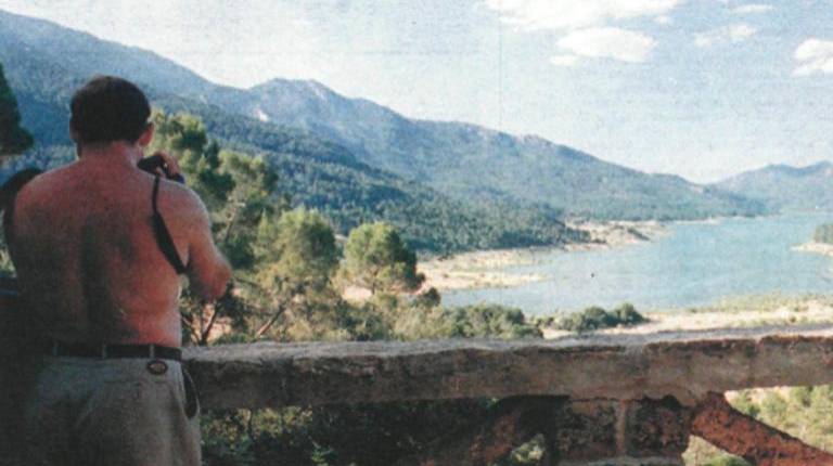 <i>Un turista fotografía el pantano del Tranco desde un mirador cercano. / Archivo histórico Diario JAÉN. </i>