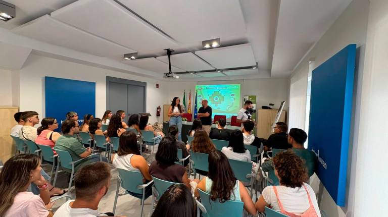 <i>La diputada de Igualdad y Juventud, María Dolores Ruiz con los jóvenes participantes. / Diputación de Jaén.</i>