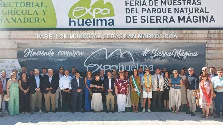 <i>Autoridades tras el corte de cinta de la inauguración de la 41 edición de ExpoHuelma. / Francisco Gaitán / Diario JAÉN.</i>