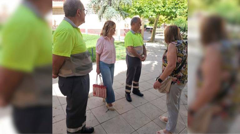 <i>Visita de la concejala con los vecinos del barrio de Las Fuentezuelas. / Ayuntamiento de Jaén. </i>