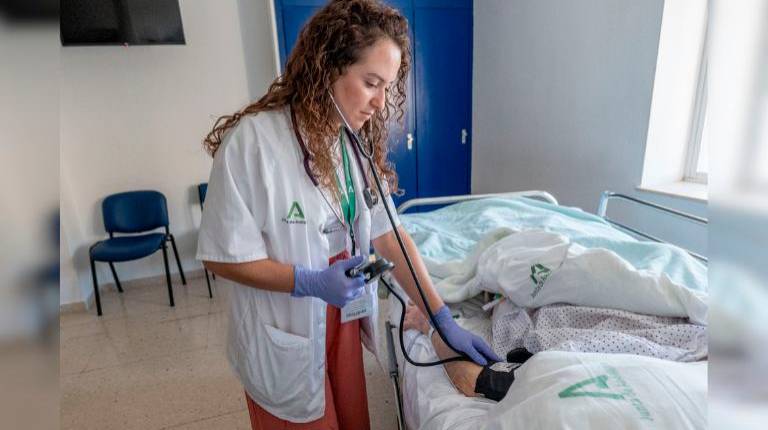 <i>Profesional de la salud toma la tensión arterial a un paciente ingresado en el Hospital Universitario de Jaén. / Junta de Andalucía. </i>