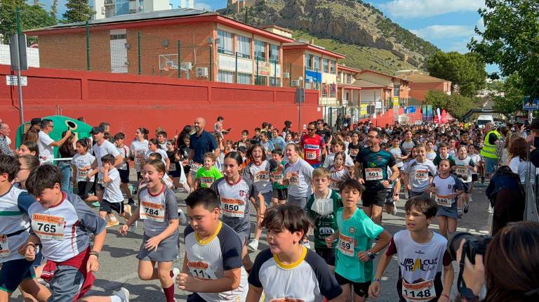 <i>Salida de la Carrera Escolar La Gloria. / Álex Gómez / Diario JAÉN.</i>