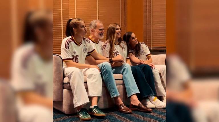 <i>La Princesa Leonor; el Rey Felipe VI, la Reina Letizia; y la Infanta Sofia; visualizan el partido de semifinales del Mundial de fútbol entre España y Francia. / Casa de S.M. el Rey.</i>