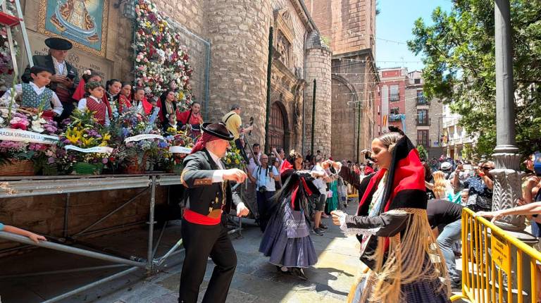 Tradición, música y folclore: Los mejores momentos de la ofrenda floral a la Virgen de la Capilla