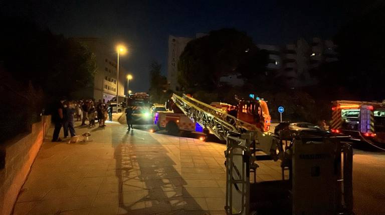 <i>Efectivos intervienen en el incendio en una vivienda en Benalmádena en el que han fallecido dos menores. / Ayuntamiento de Benalmádena.</i>