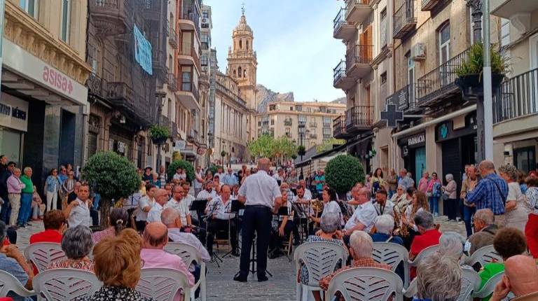 <i>La Banda Municipal de Música de Jaén en la calle Bernabé Soriano. / Ayuntamiento de Jaén. </i>