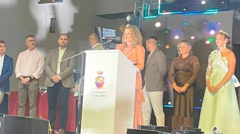 <i>La pregonera comparte sobre el escenario su discurso al resto de presentes como inicio de las fiestas patronales del municipio. / Ana Lechuga / Diario JAÉN. </i>