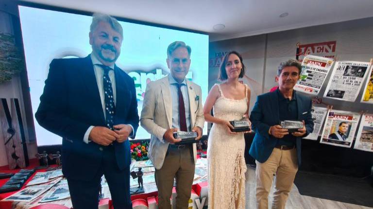 <i>Juan Espejo hace entrega del pisapapeles conmemorativo de Diario JAÉN al los ediles del Ayuntamiento de Jaén Antonio Losa, Elena Araque y José María Álvarez. / Agustín Muñoz / Diario JAÉN. </i>