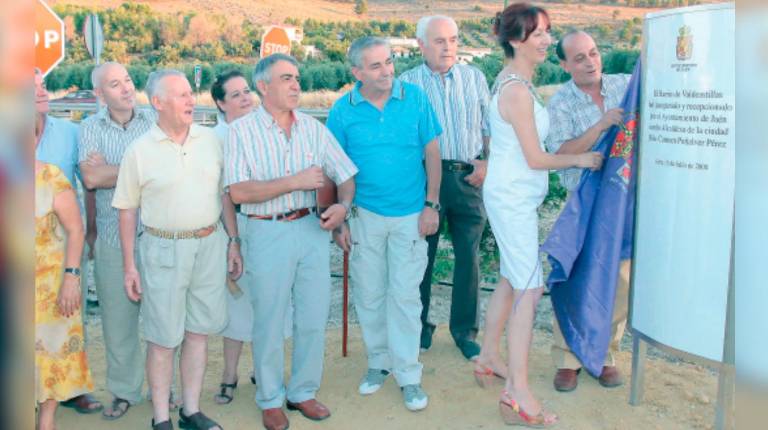 <i>Vecinos de Valdeastillas el día de la inauguración de el barrio. / Archivo histórico Diario JAÉN. </i>