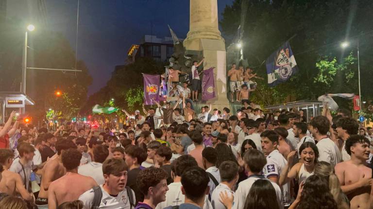 <i>Cientos de aficionados celebran el ascenso del Real Jaén en la Plaza de Las Batallas. / Juanfran Paredes / Diario JAÉN</i>