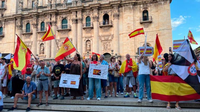 <i>Personas mostrando solidaridad con Ceuta en los alrededores de la Catedral de Jaén. / Jason Moyano / Diario JAÉN.</i>
