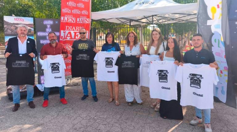 <i>El director de Diario JAÉN, Juan Espejo; el alcalde de Baños de la Encina, Antonio Las Heras, y Juan Manuel Pardo, responsable de compras de Sicnova, junto a más integrantes de la empresa, posan con camisetas junto al autobús de “Empresas con propia Estrella”. / Agustín Muñoz / Diario JAÉN.</i>