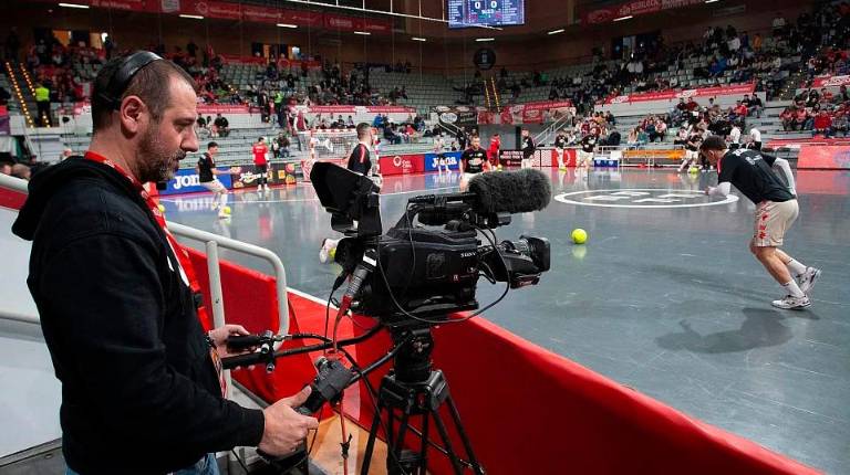 <i>Un cámara ofrece imágenes en un partido de fútbol sala. RFEF.</i>