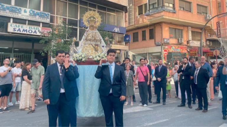 <i>La Virgen de la Capilla llega al Hospital Universitario de Jaén entre cientos de devotos para dar consuelo a los enfermos y sus familias en una jornada que quedará para la historia</i>