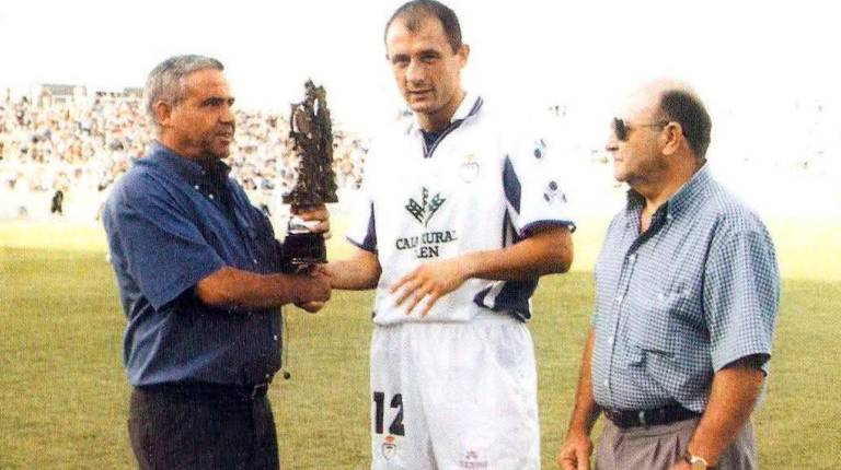 Fotogalería: Bodas de plata de La Victoria con el saque de Antoñete y el gol de Milosevic