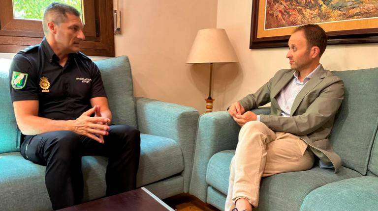<i>Inspector jefe Policía Nacional Adscrita, Juan Pedro López durante una reunión con el delegado de Gobierno de la Junta en Jaén, Erik Domínguez. / Junta de Andalucía. </i>