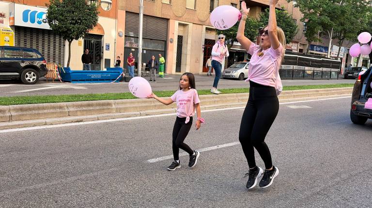Fotogalería: Jaén se viste de rosa en su XIV marcha contra el cáncer para exigir más recursos en la sanidad pública y la mejora de los cribados