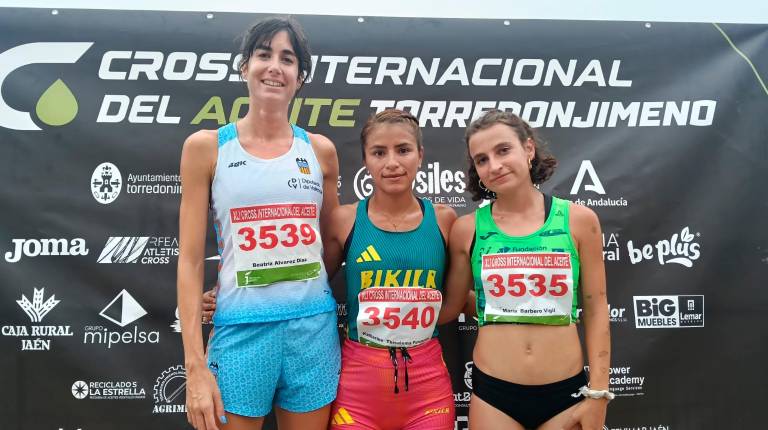 <i>Beatriz Álvarez, Kharterine Thisalema y María Barbero posan tras la carrera. / Francisco Gaitán / Diario JAÉN.</i>