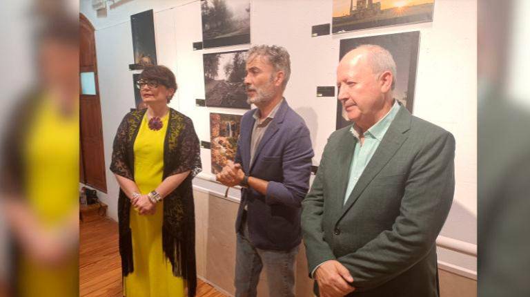 <i>La diputada de Gobierno Electrónico y Régimen Interior, Inés Arco, atiende a las explicaciones de las fotografías. / Diputación de Jaén. </i>