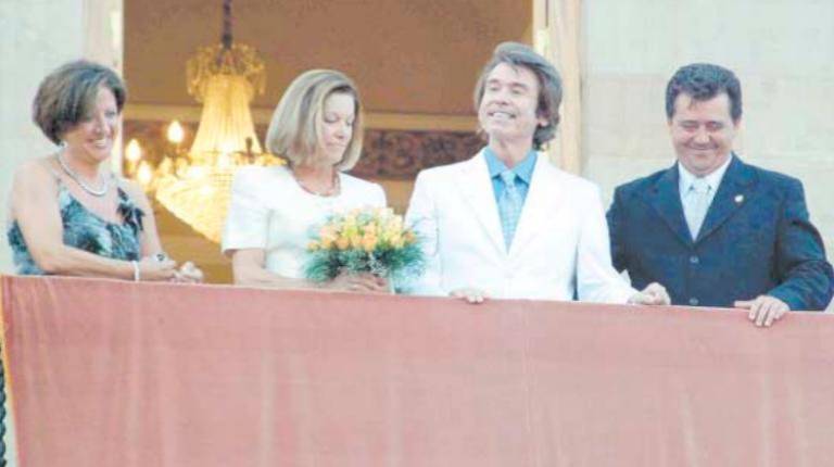 <i>Raphael, vestido de blanco, se encargó de abrir la Feria de San Agustín 2003 con un pregón cargado de emociones y sentimientos. / Archivo histórico Diario JAÉN. </i>