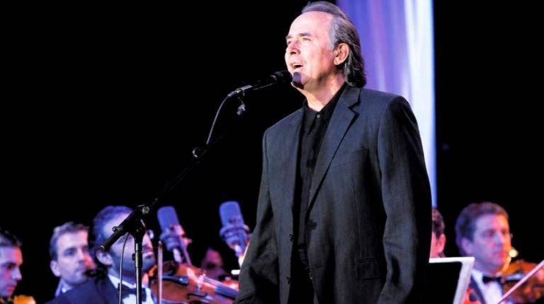 <i>Joan Manuel Serrat, arropado por la Orquesta Filarmónica de Andalucía. / Archivo Histórico de Diario JAÉN.</i>